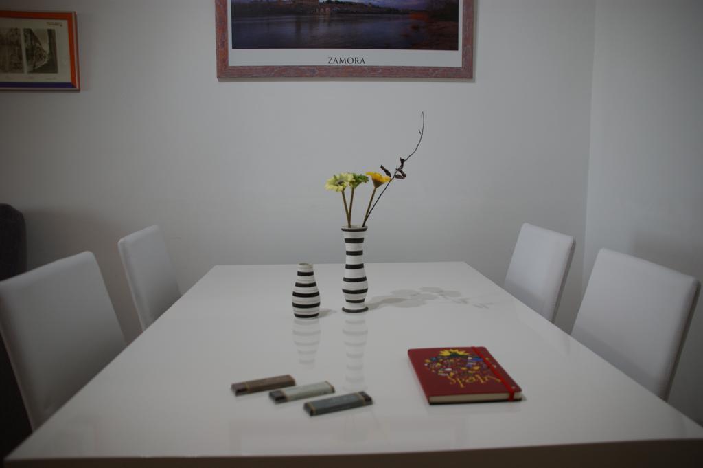 Apartamentos La Muralla ثامورا الغرفة الصورة